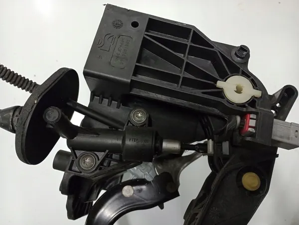 Koppelings- & Rempedaal OEM 55703354 voor Opel Corsa D image 3