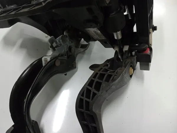 Koppelings- & Rempedaal OEM 55703354 voor Opel Corsa D image 4