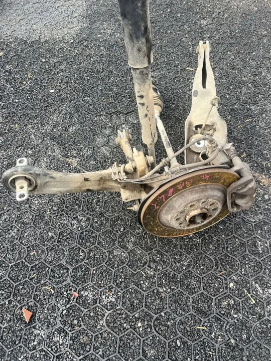 Jeep Cherokee KL Lift taka-akseli vasen OEM image 5