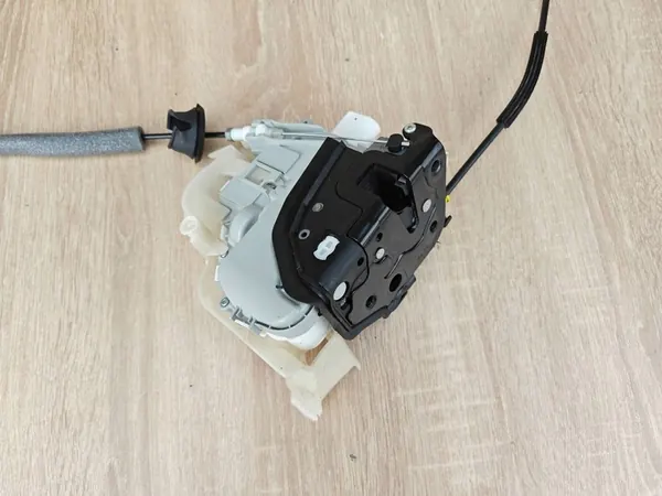 Vänster Framdörrslås 7 Pin Audi A6 C7 Avant image 2