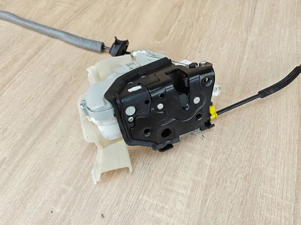 Vänster Framdörrslås 7 Pin Audi A6 C7 Avant image 3