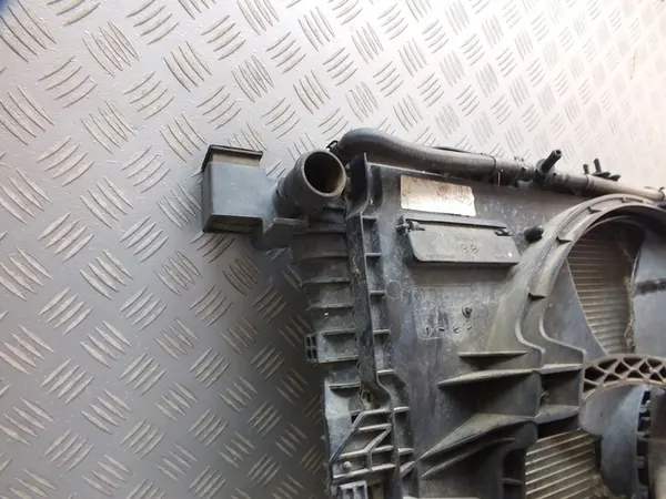 VW Amarok I 2.0 BiTDI Kylarrubrik 2H0121253A image 7