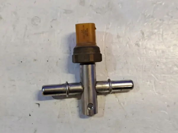 Jaguar XE 2019 Bränsletrycksregulator OEM GJ329F972AA image 3