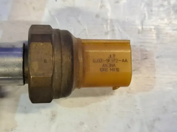 Jaguar XE 2019 Bränsletrycksregulator OEM GJ329F972AA image 5