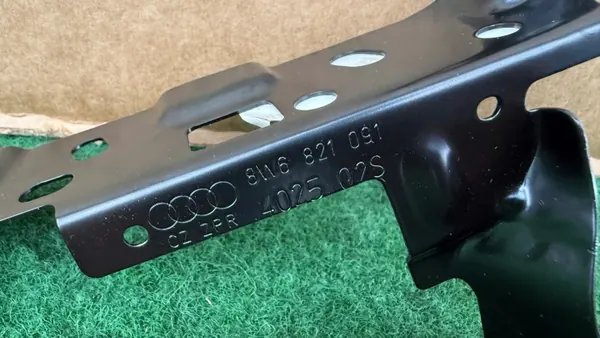 Audi A4 B9 Kotflügelhalter links vorne OEM 8W6821091 image 3