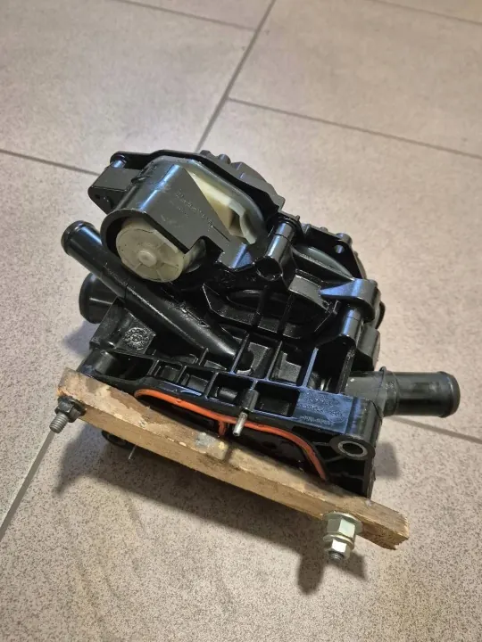 Termostaatin kotelo OEM 25690-2U000 Kia Ceedille image 4