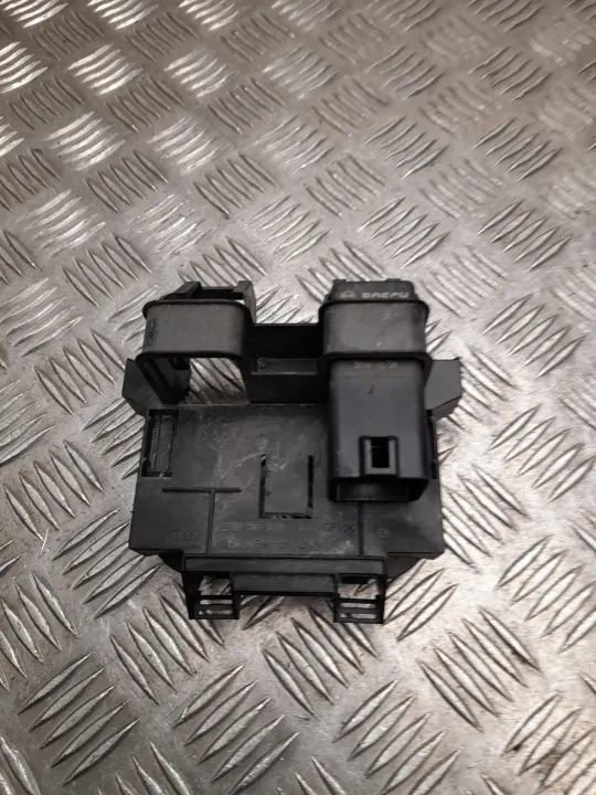 Relé OEM 4M0907282F para Audi Q7 2018 image 2