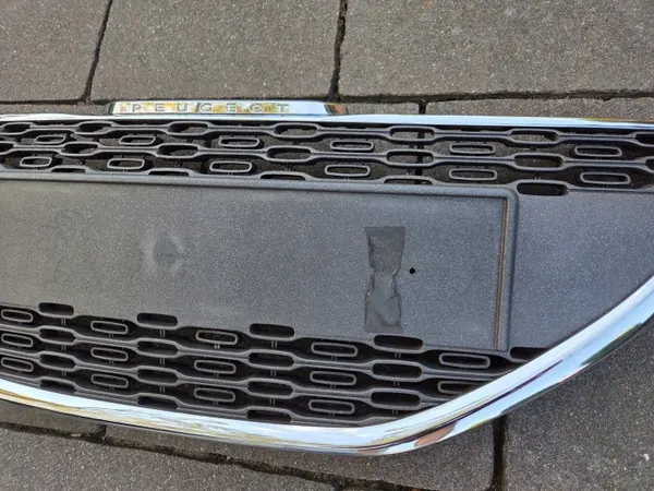 OEM 9672794377 Moldura Cromada Para-choques Dianteiro Peugeot 208 image 4