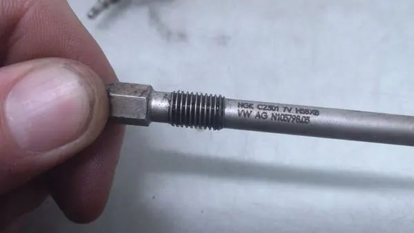 Hehkutulppa OEM N10 579 803 Volkswagenille image 3