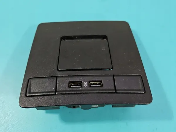Prise USB OEM 5E0863289A pour Skoda Octavia III image 3
