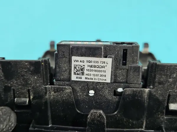 Prise USB OEM 5E0863289A pour Skoda Octavia III image 8