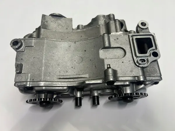 Bomba de aceite Mercedes AMG OEM A1561802401 - Usada image 2
