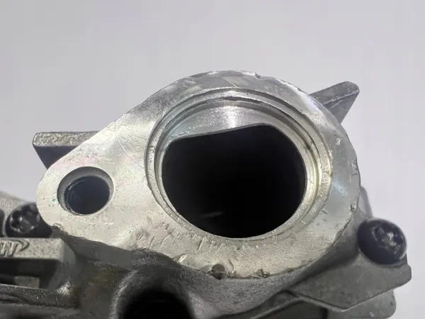 Bomba de aceite Mercedes AMG OEM A1561802401 - Usada image 7
