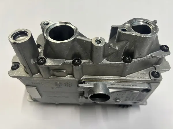 Bomba de aceite Mercedes AMG OEM A1561802401 - Usada image 8