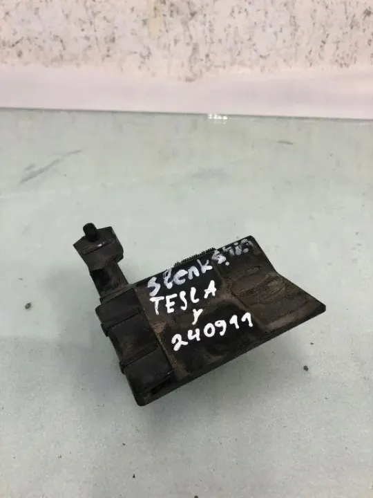 Soporte de umbral Tesla Model S OEM 155537600C - Usado image 2