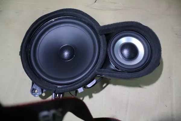 Volvo XC90 Premium Sound Frontlautsprecher OEM 8676906 image 2