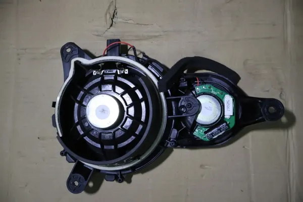 Volvo XC90 Premium Sound Frontlautsprecher OEM 8676906 image 3