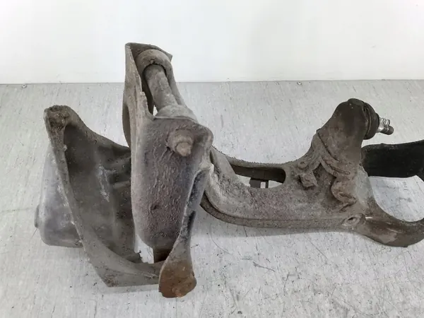 OEM 9661544680G Vorderer Linker Stoßdämpferhalter Peugeot 407 image 9