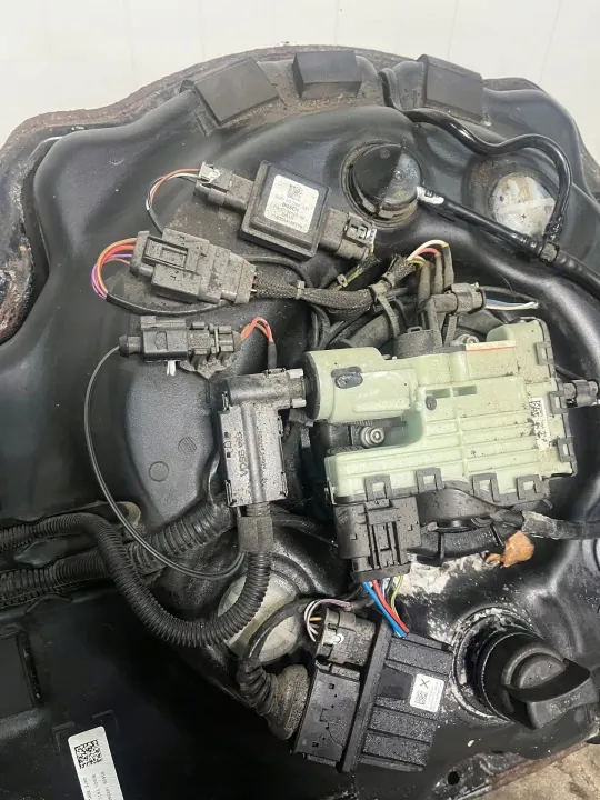 Tanque AdBlue Porsche OEM 7P0131877C - Usado image 4