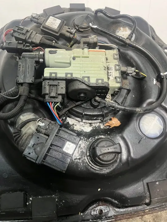 Tanque AdBlue Porsche OEM 7P0131877C - Usado image 6