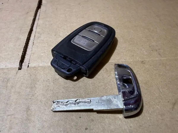 Llave Audi OEM 8T0959754D - Estado Usado image 4