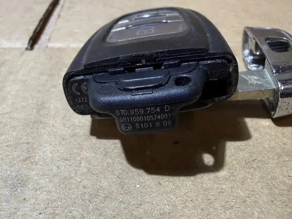 Llave Audi OEM 8T0959754D - Estado Usado image 5