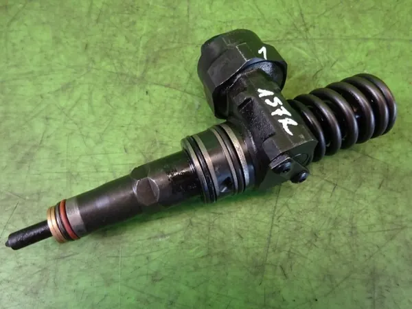 Inyector VW Golf IV 1.9 TDI usado OEM 0414720013 image 2