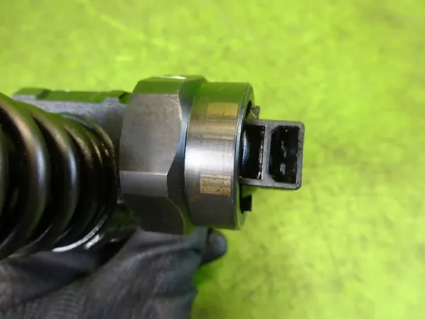 Inyector VW Golf IV 1.9 TDI usado OEM 0414720013 image 3