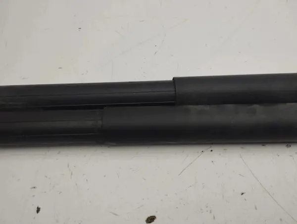 Tesla bagagelucksaktuator OEM 600661000B höger sida image 3