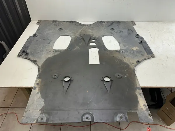Ferrari OE Underkroppsskydd 082333800 - Begagnad image 2