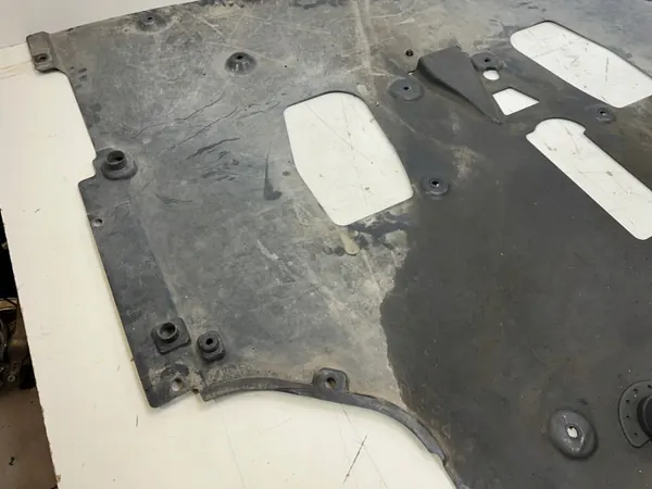 Ferrari OE Underkroppsskydd 082333800 - Begagnad image 10