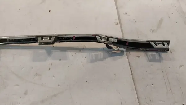 Faixa cromada de para-choque dianteiro Mercedes C-Class W206 A2068856203 image 2