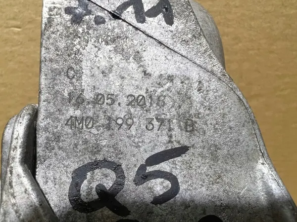 AUDI Q5 2.0 TFSI Moottorituki 4M0199372B image 10