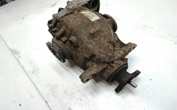 BMW X1 E84 Bakaxel differential OEM 7566185 Utväxling 3.23 image 3