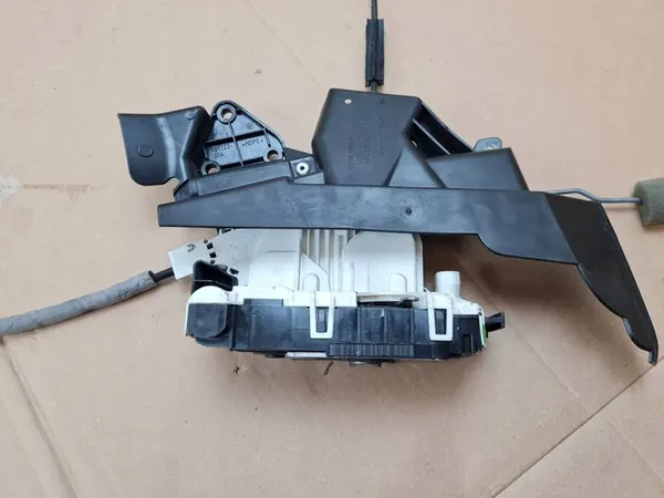 Vänster Framdörrslås Mercedes W204 A2047200735 image 10