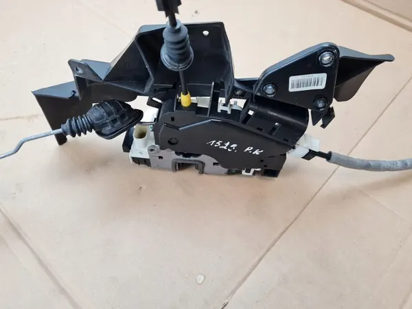 Vänster Framdörrslås Mercedes W204 A2047200735 image 8