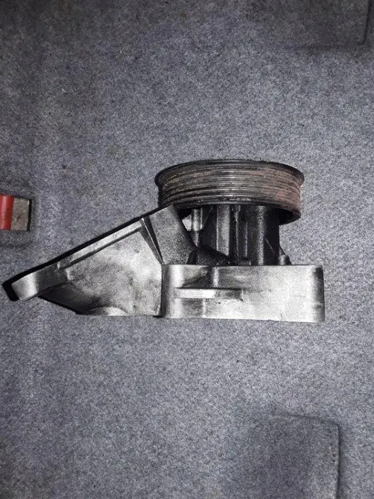Bomba de agua BMW OE 11517790472 - Usada image 3