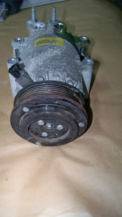 Compresseur A/C Ford OEM AV11-19D629-AC pour Fiesta MK7 image 3