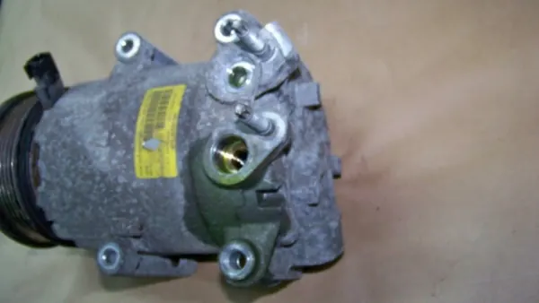Compresseur A/C Ford OEM AV11-19D629-AC pour Fiesta MK7 image 4