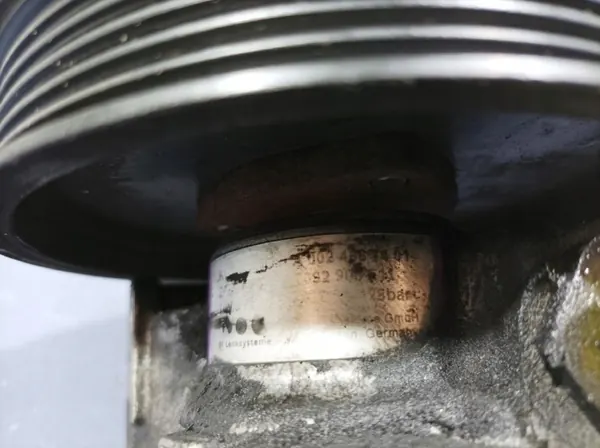 Mercedes ohjauspumppu OEM A0024667401 Käytetty image 4
