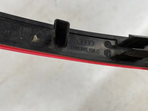 AUDI A4 B9 Takapuskuri Heijastin Oikea 8W0945106C image 3