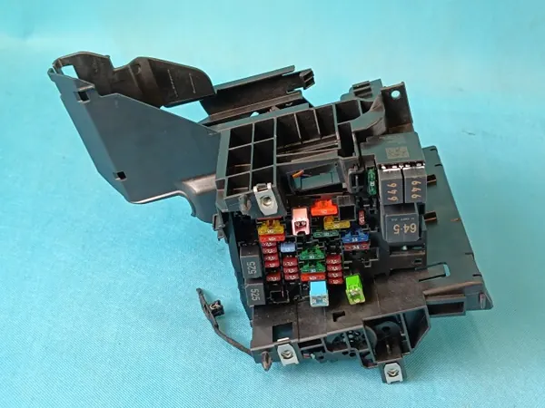 OEM 517941395B Sulakekotelon kiinnike VW Tiguanille image 8