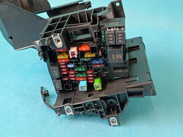 OEM 517941395B Sulakekotelon kiinnike VW Tiguanille image 9