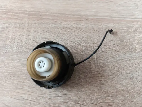 Polttoainesäiliön korkki TOYOTA useita malleja 77300-28010 image 3