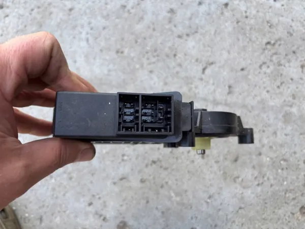 Motor de janela dianteira esquerda OEM 6Y2959802A - Usado image 3