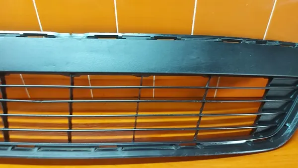 Griglia centrale paraurti anteriore Toyota Yaris III 11- OEM image 3