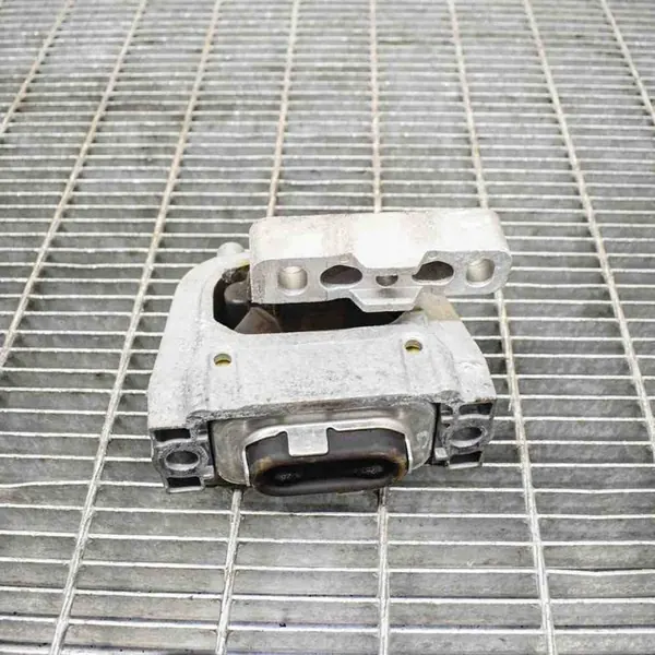 Moottorin tuki VW PASSAT B8 2.0L Oikea 3Q0199262J image 4