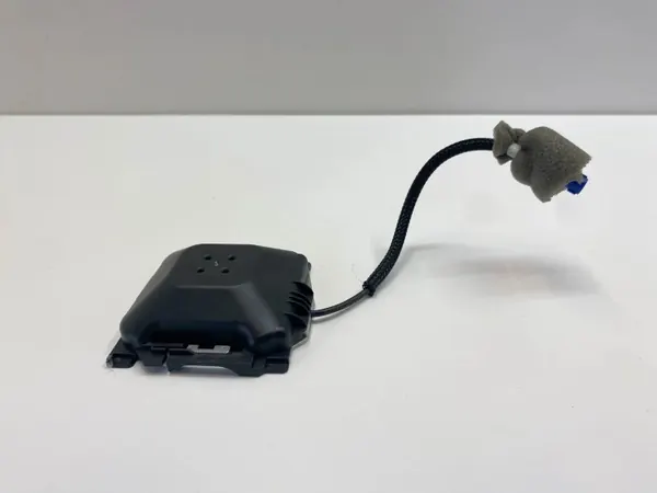 Mercedes-Benz Antenneversterker OEM 2319050100 image 3