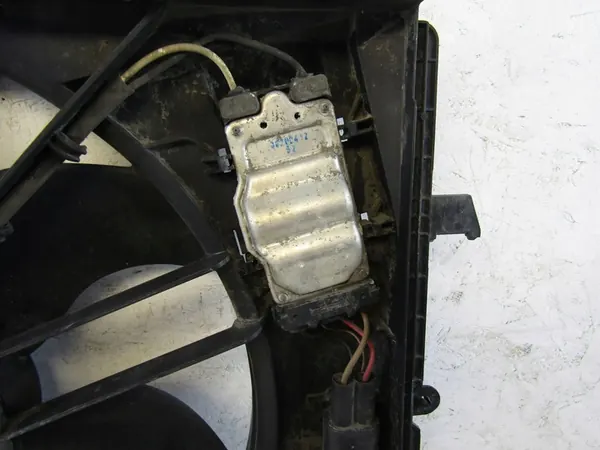 Mercedes C W204 jäähdyttimen tuuletin A2045000193 image 9