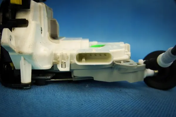 Fram Höger Dörrlås Audi A4 A5 A6 Q5 8J1837016E image 3